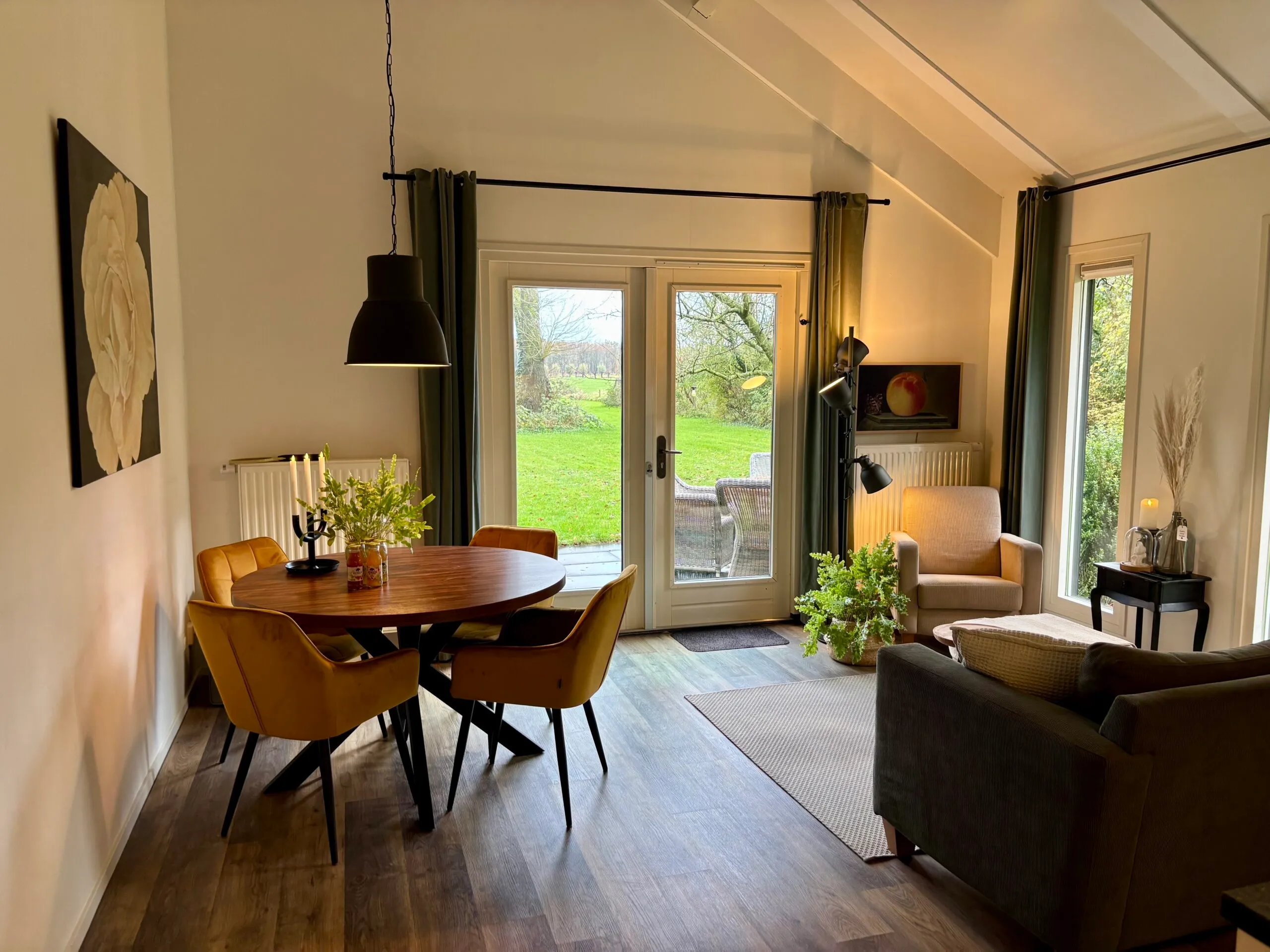 Eet- en woonkamer van vakantiehuis IJsselgoud met uitzicht op de tuin
