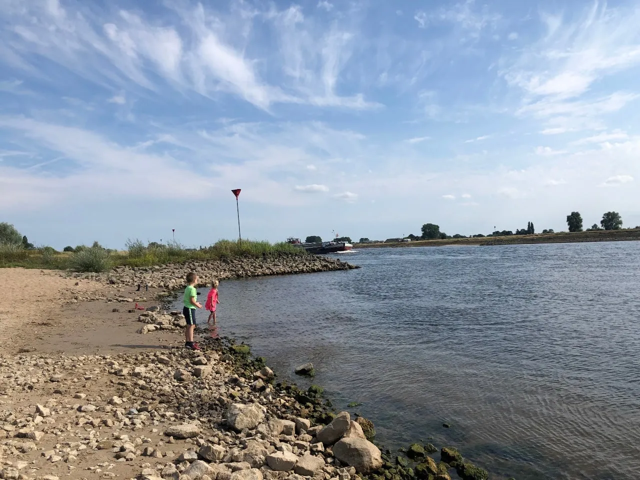 Kinderen aan de oever van de IJssel vlakbij IJsselgoud