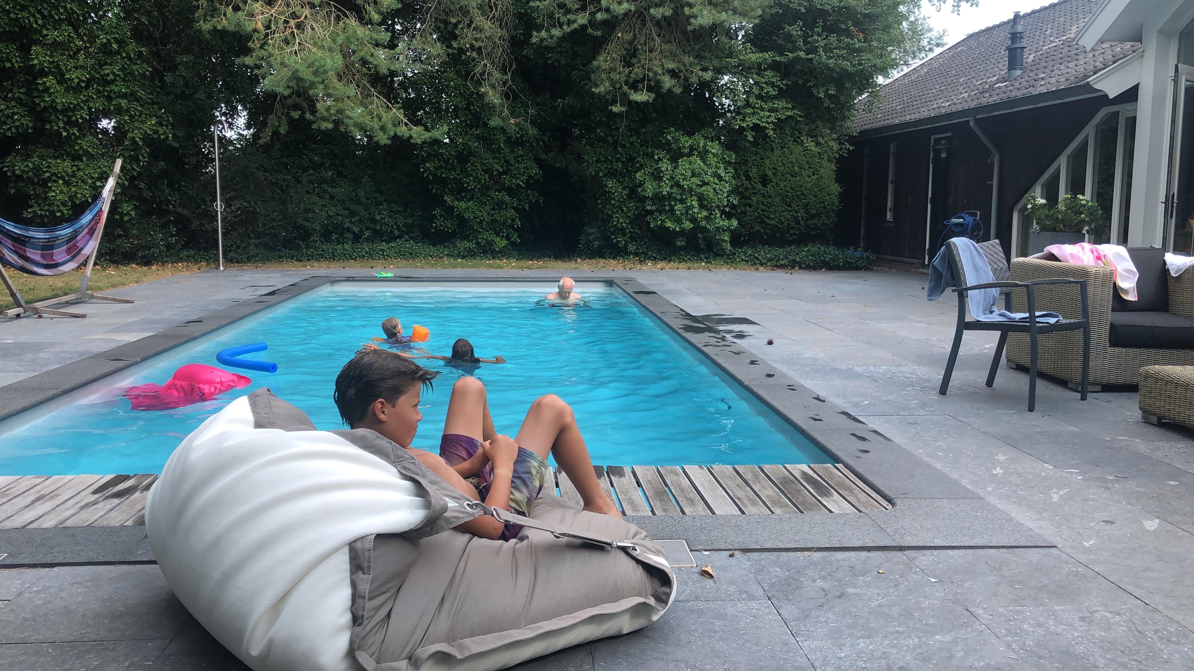 Het privézwembad bij vakantiehuis IJsselgoud